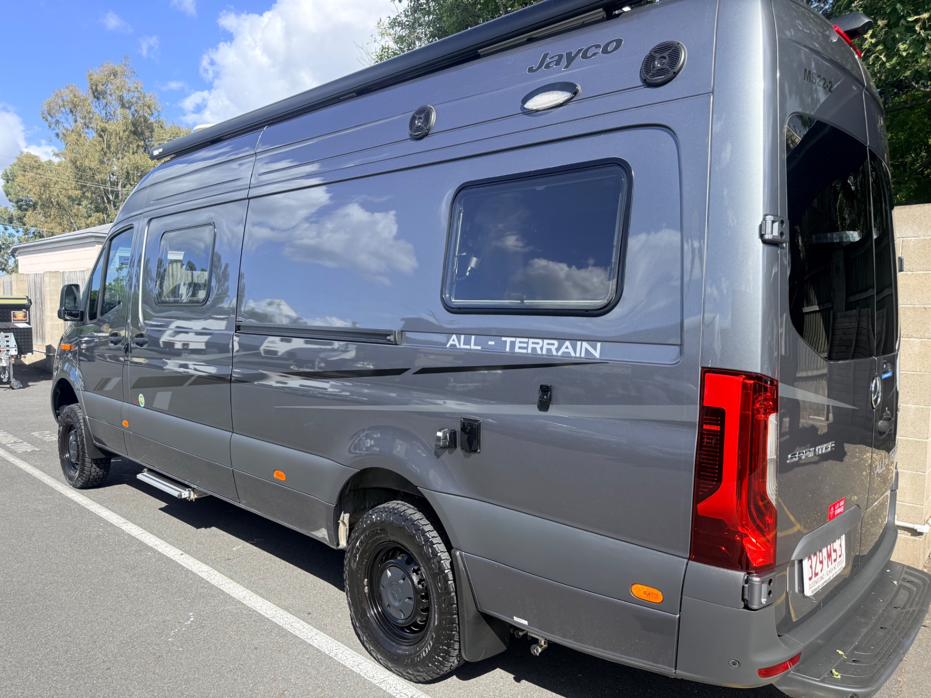 Sprinter side — mirror reflections